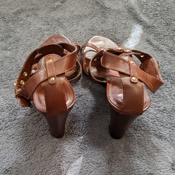 Brown strappy heeled sandals with belt buckle clasp - Picture 2 of 7